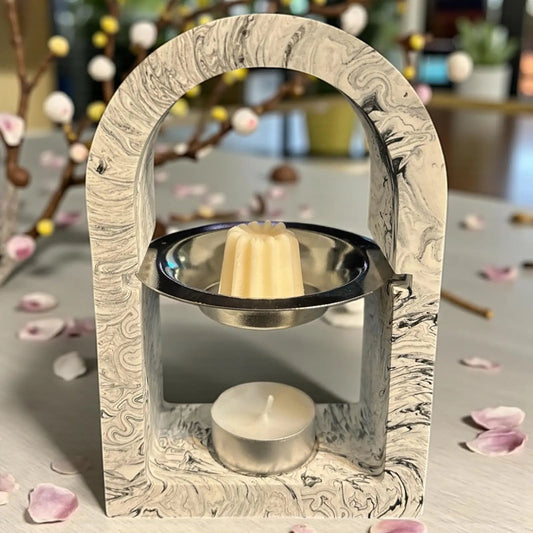 Brûleur à parfum en Jesmonite blanc avec touches de noir 🖤 – forme arche design et zen.
Fait main en France par Epoxy Kawaii 🌸 – chic, minimaliste et apaisant.