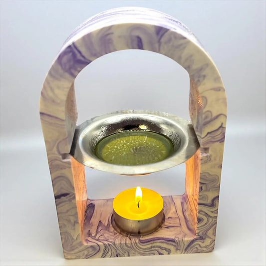 Brûleur à parfum haut en Jesmonite marbré blanc et violet 💜.
Fait main en France par Epoxy Kawaii – chic, zen et délicatement parfumé 🌸.