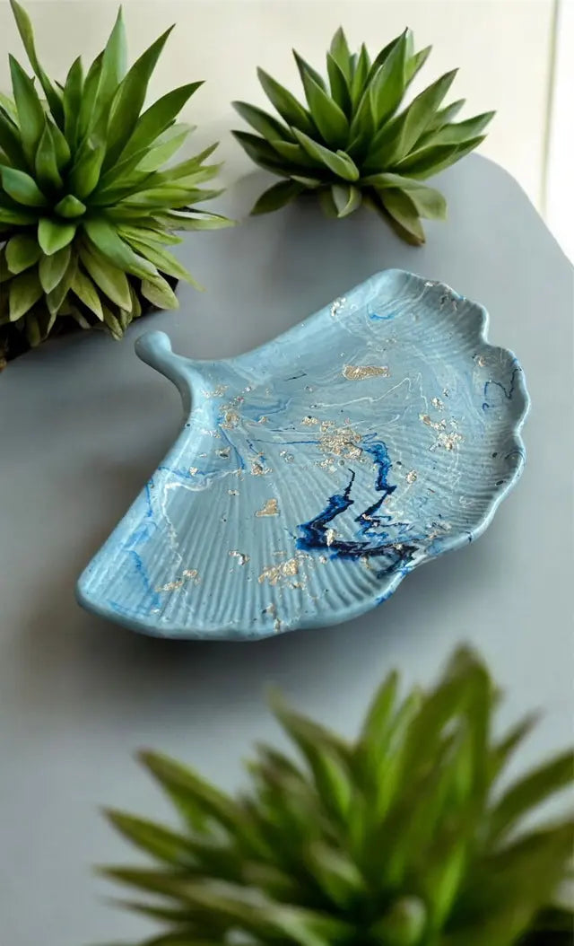 Vide-poche artisanal en Jesmonite 💙 Feuille de ginkgo bleu marbré et feuille argentée. Fait main en France – déco chic, moderne et apaisante signée Epoxy Kawaii.