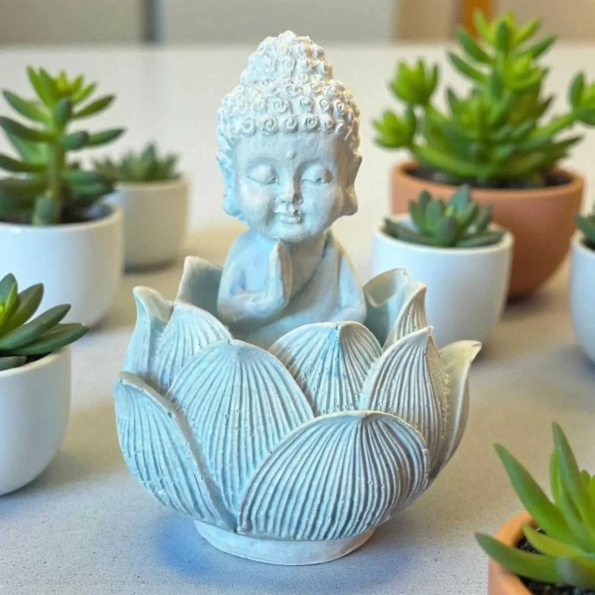 Bouddha Lotus en Jesmonite – Bleu décoratif & diffuseur de parfum en Jesmonite. Fait main en France. Compatible avec nos fondants parfumés liquides. -20 % sur le fondant ajouté !