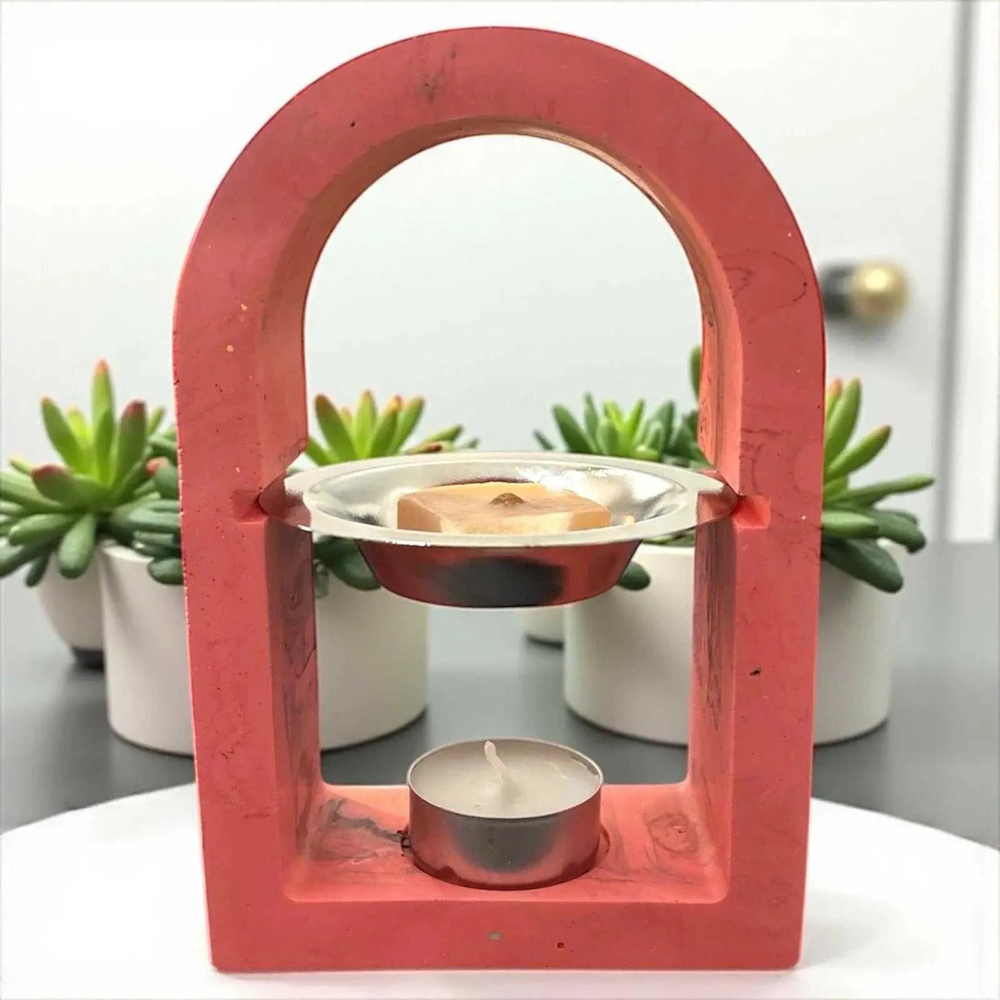 Brûleur à parfum artisanal en Jesmonite rouge marbré en forme d’arche, design élégant et moderne
