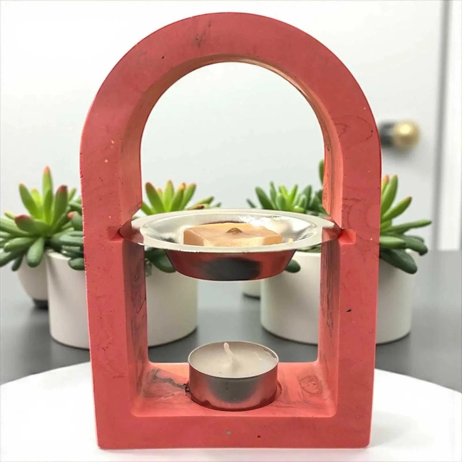 Brûleur à parfum artisanal en Jesmonite rouge marbré en forme d’arche, design élégant et moderne