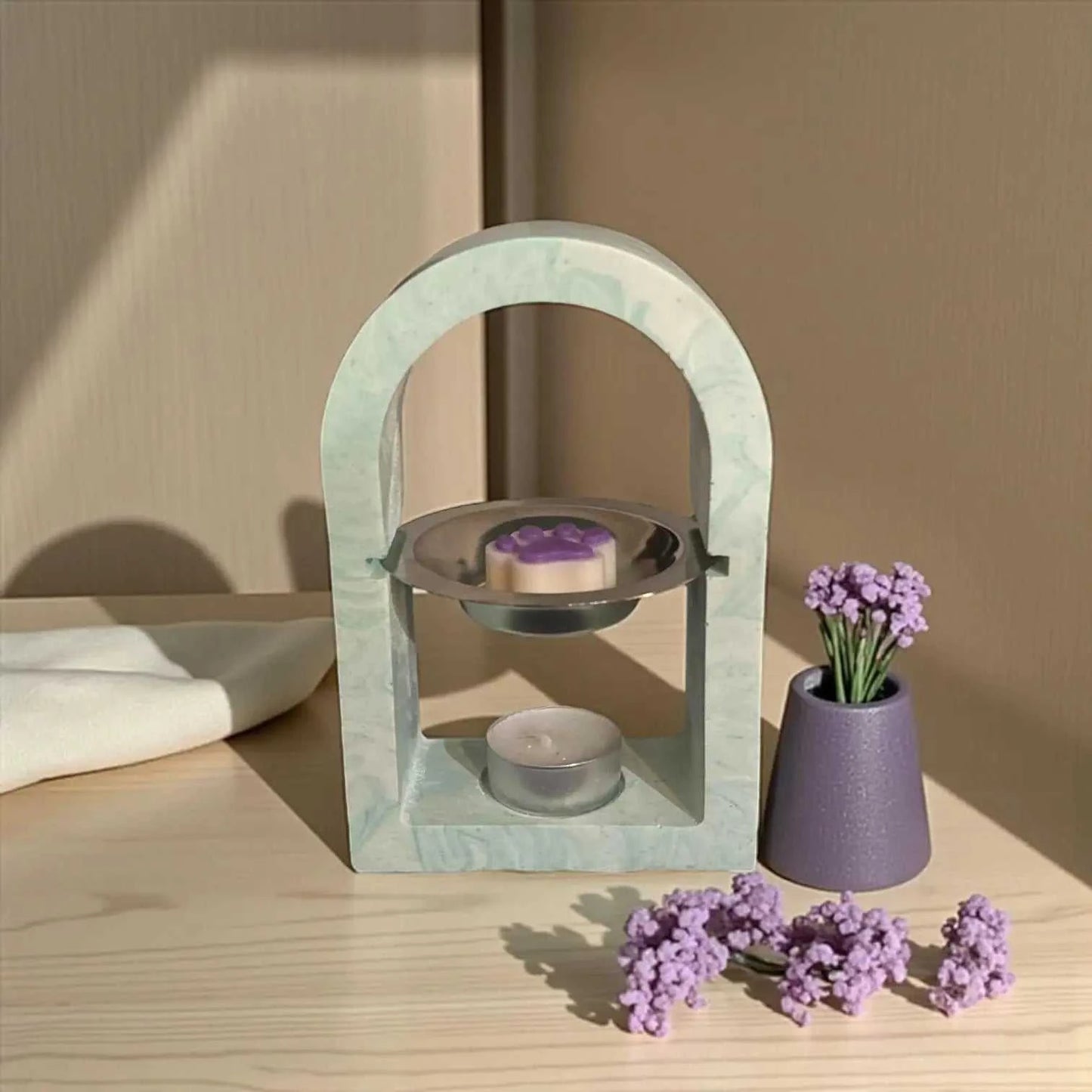 Brûleur à parfum arche vert d’eau marbré gris aux veines grises, design artisanal et élégant.