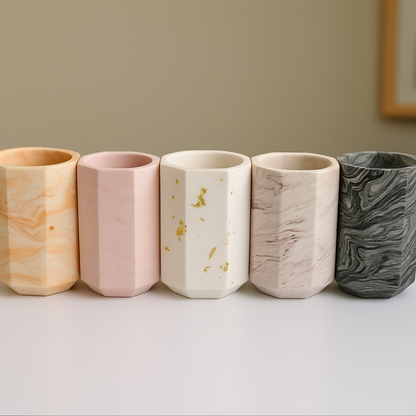 Pot haut hexagonal en Jesmonite personnalisable. Couleur au choix : marbré, feuille d’or, terrazzo ou pastel. Fait main en France 🌿