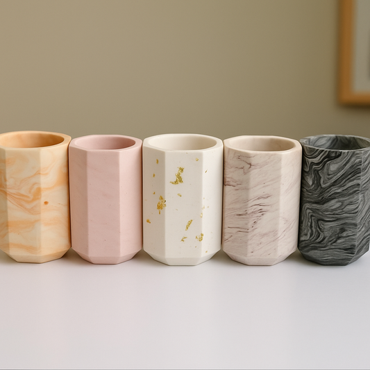 Pot haut hexagonal en Jesmonite personnalisable. Couleur au choix : marbré, feuille d’or, terrazzo ou pastel. Fait main en France 🌿