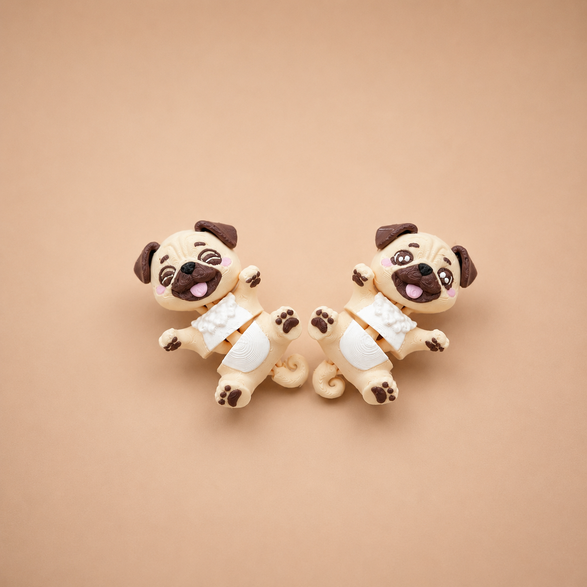 Deux carlins articulés kawaii avec masque brun et corps crème
