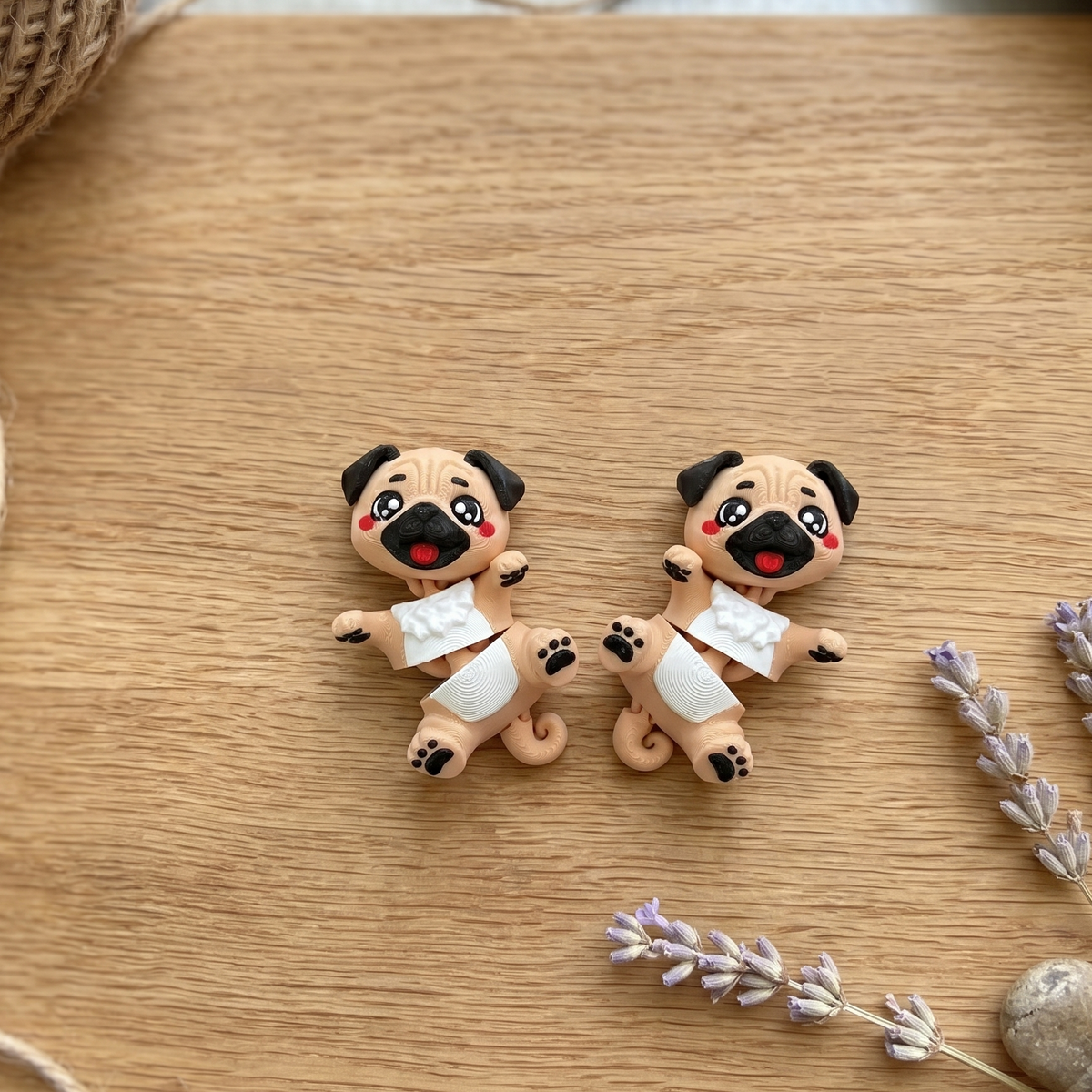 Deux carlins articulés kawaii avec masque noir joues rouges et langue rose