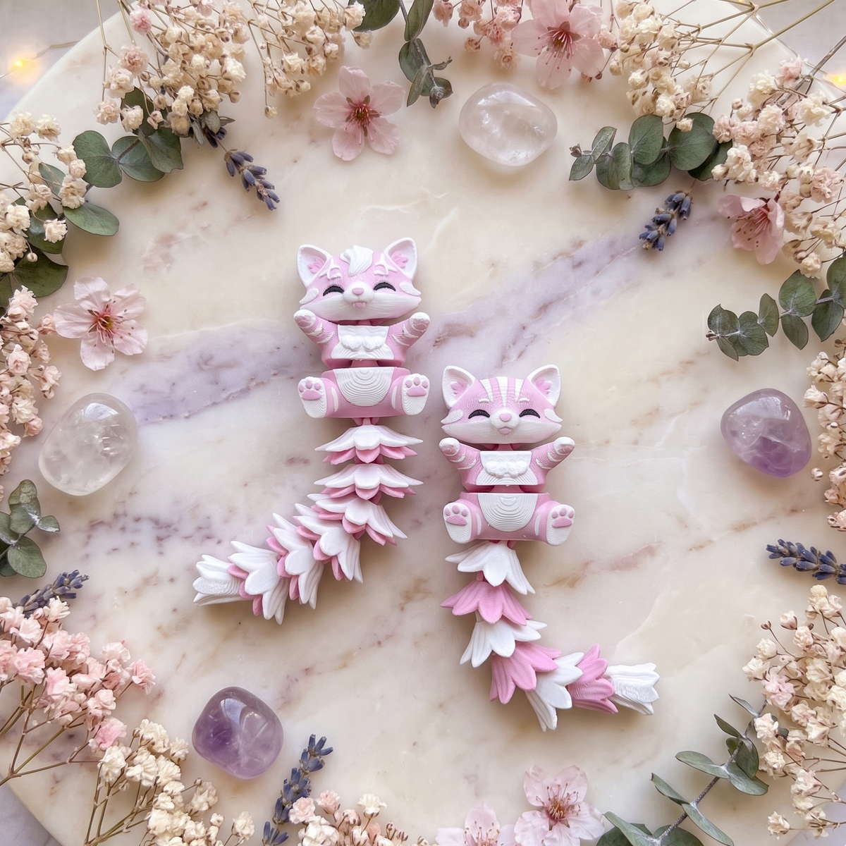 Quatre modèles de chats articulés avec queues composées de pétales roses et blancs