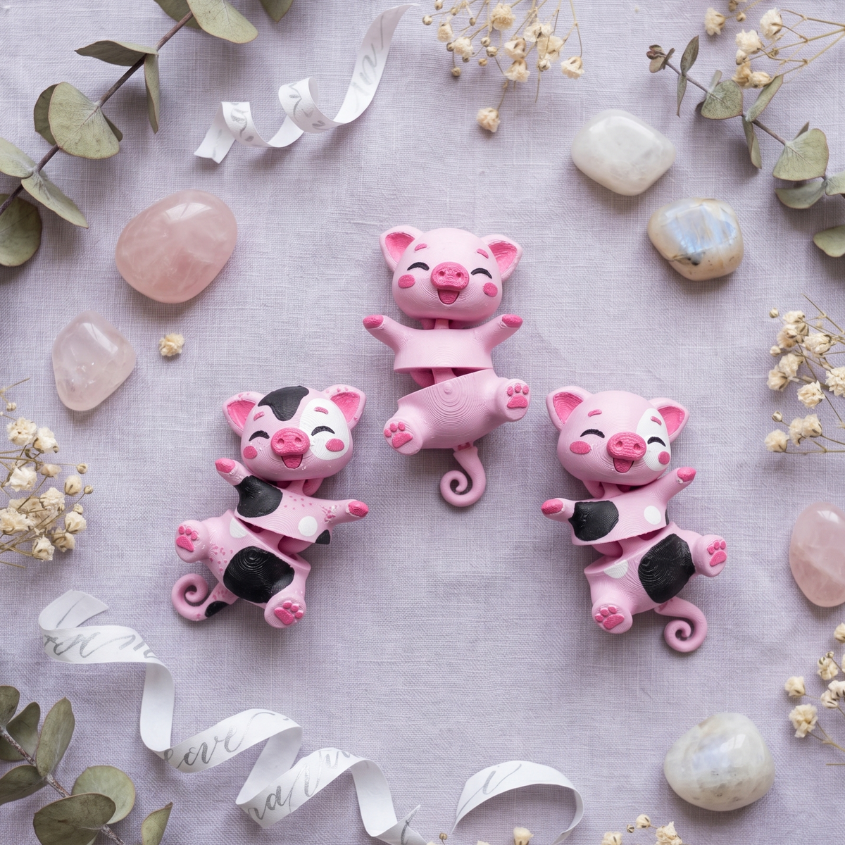 Cochon rose uni entouré de deux cochons roses à taches noires