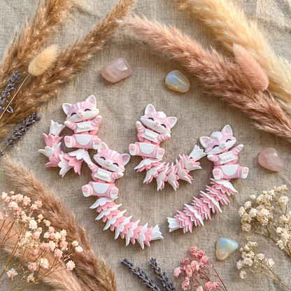 Quatre chats articulés kawaii avec différentes formes de queues duveteuses