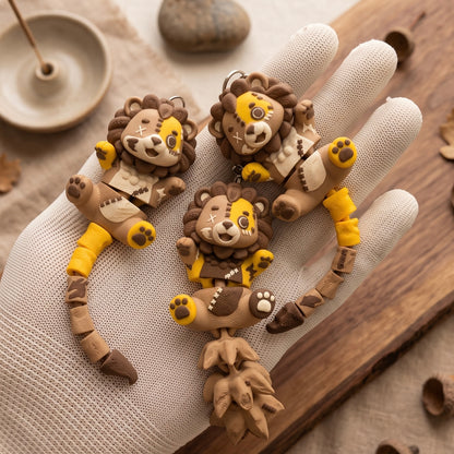 Quatre lions Halloween articulés en impression 3D tenus dans une main