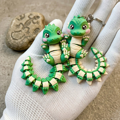 Deux bébés crocodiles articulés kawaii tenus dans une main avec anneaux porte-clés