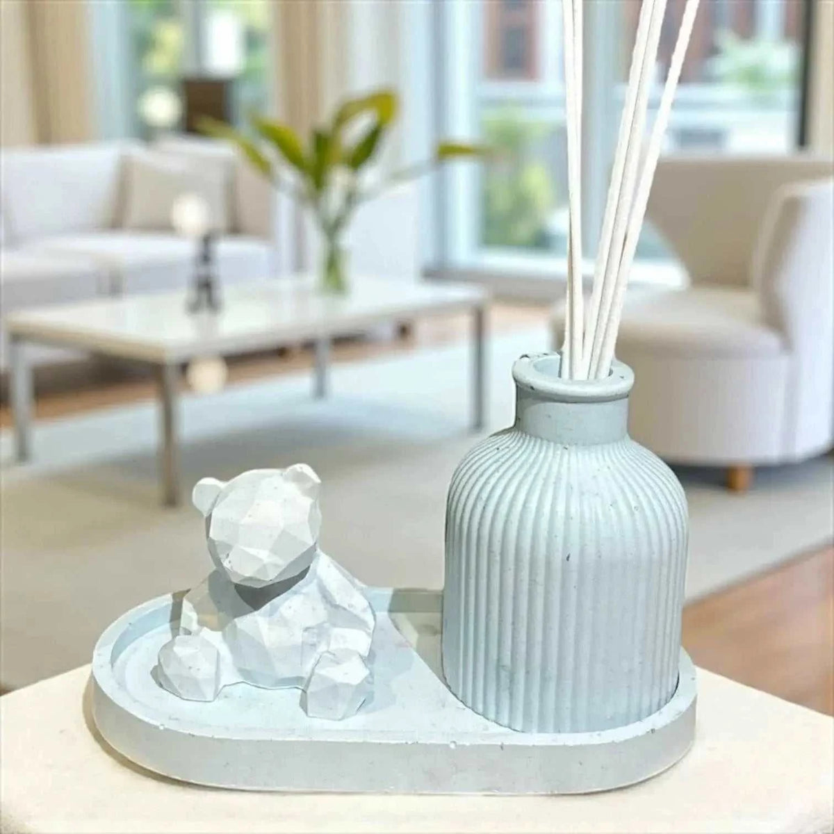 Diffuseur à Parfum Bleu Ciel en Jesmonite avec ourson géométrique mat pastel sur plateau assorti, design artisanal élégant.