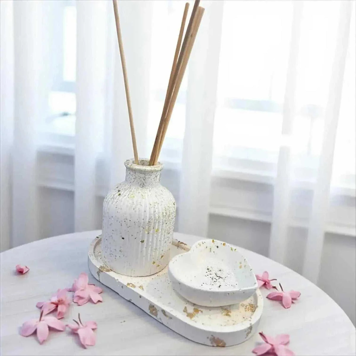 Diffuseur à Parfum en Jesmonite blanc mat avec paillettes dorées et feuilles d’or, plateau ovale et vide-poche cœur.