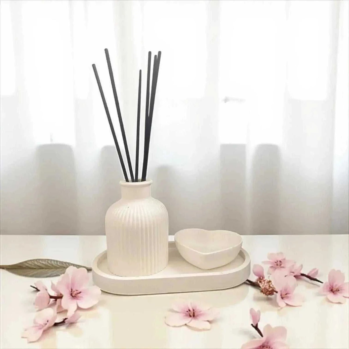 Diffuseur à Parfum en Jesmonite blanc mat avec plateau ovale assorti et petit vide-poche en forme de cœur délicat.