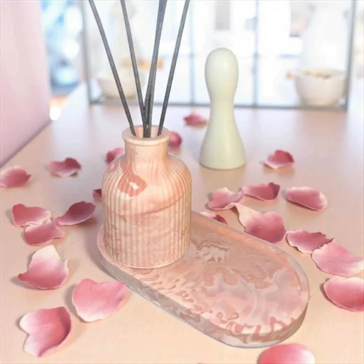 Diffuseur à Parfum en Jesmonite marbré rose et beige avec rainures, accompagné d’un vide-poche assorti ovale.