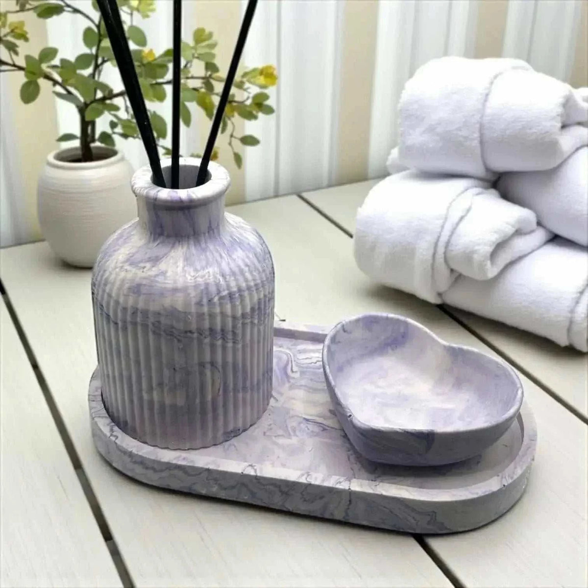Diffuseur à parfum en Jesmonite marbré violet et blanc avec rainures, vide-poche ovale et petit bol en forme de cœur assorti.