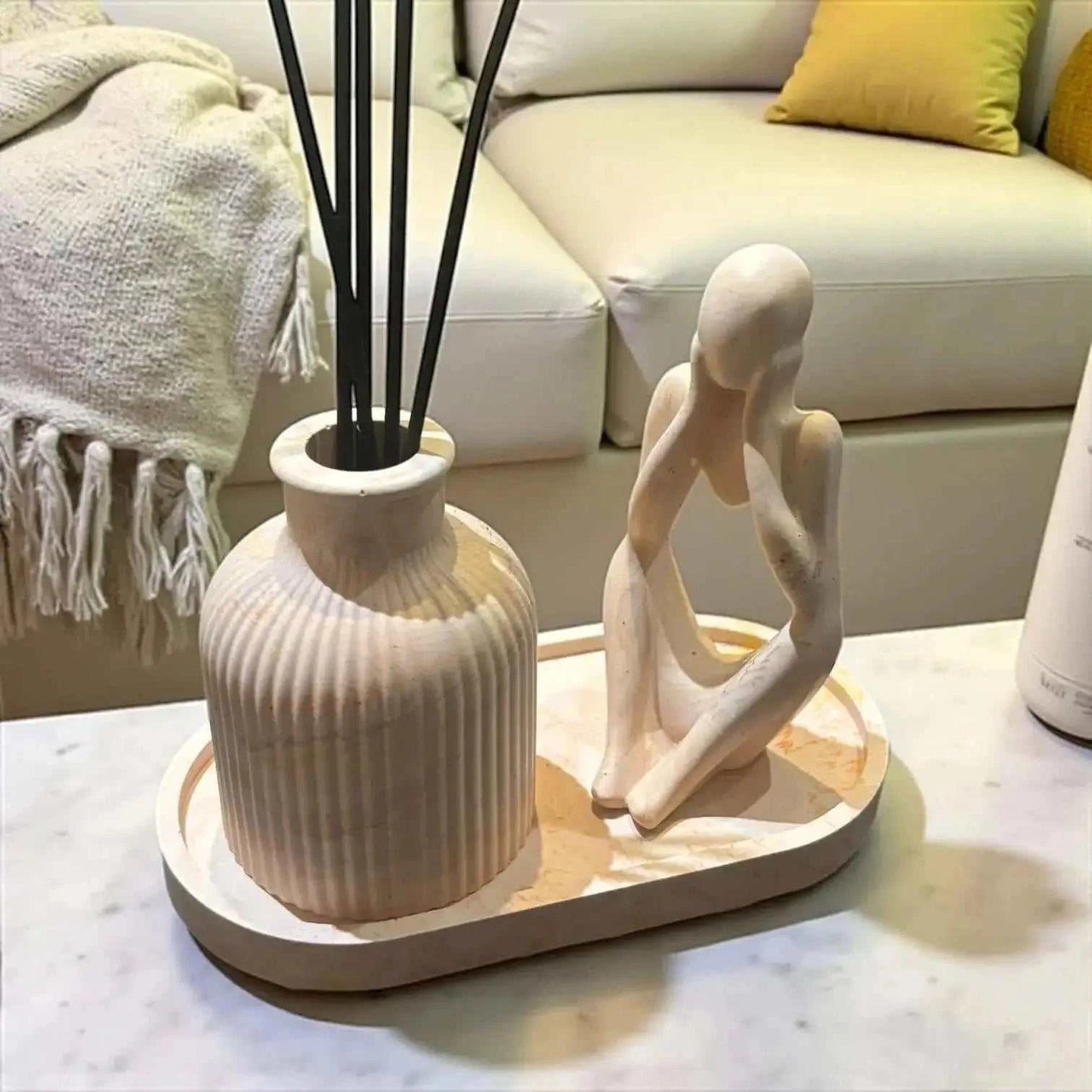 ensemble artisanal en Jesmonite orange et beige marbré avec diffuseur à parfum, vide-poche et figurine de couple. Personnalisable sur Epoxy Kawaii.