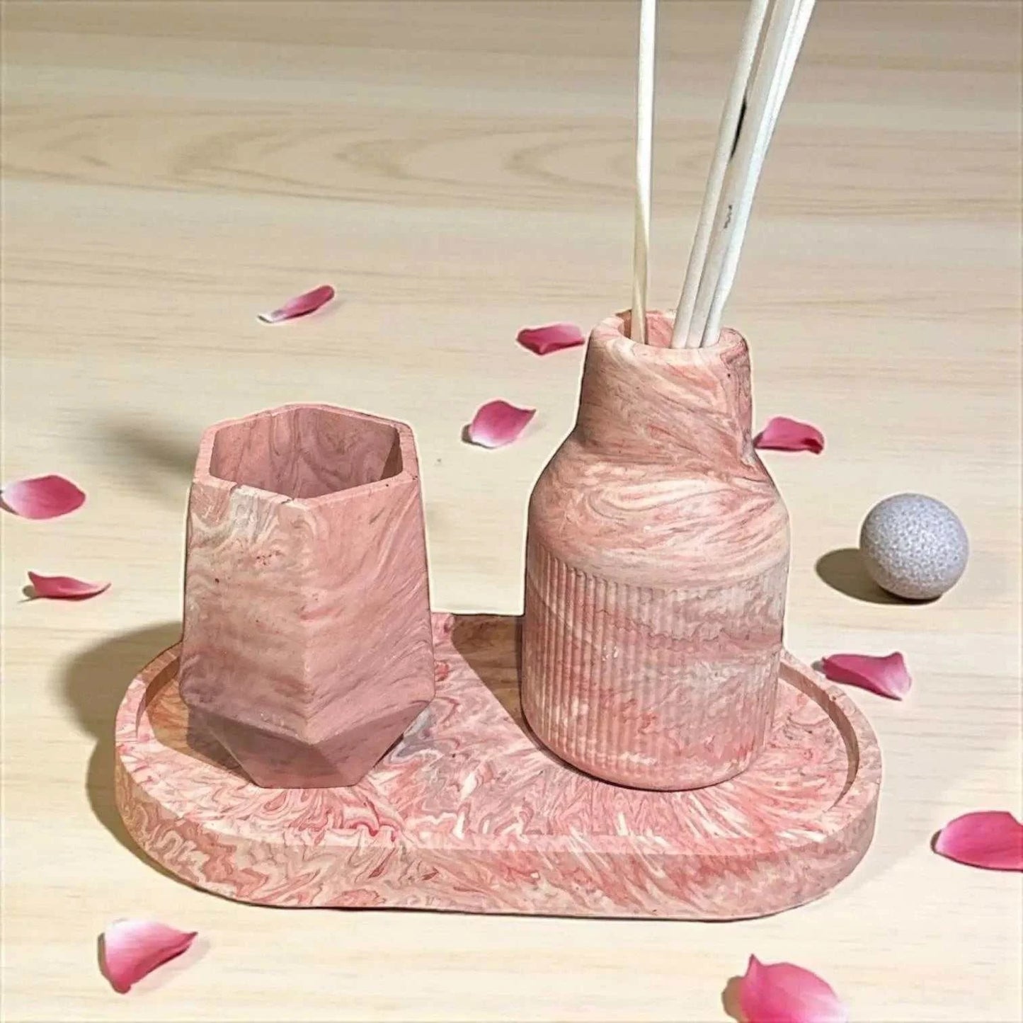 Ensemble diffuseur à parfum en Jesmonite fait main : marbré rose/rouge clair &amp; beige, avec petit pot et plateau vide-poche. Design kawaii &amp; chic, fabrication artisanale française. Parfums d’ambiance compatibles.