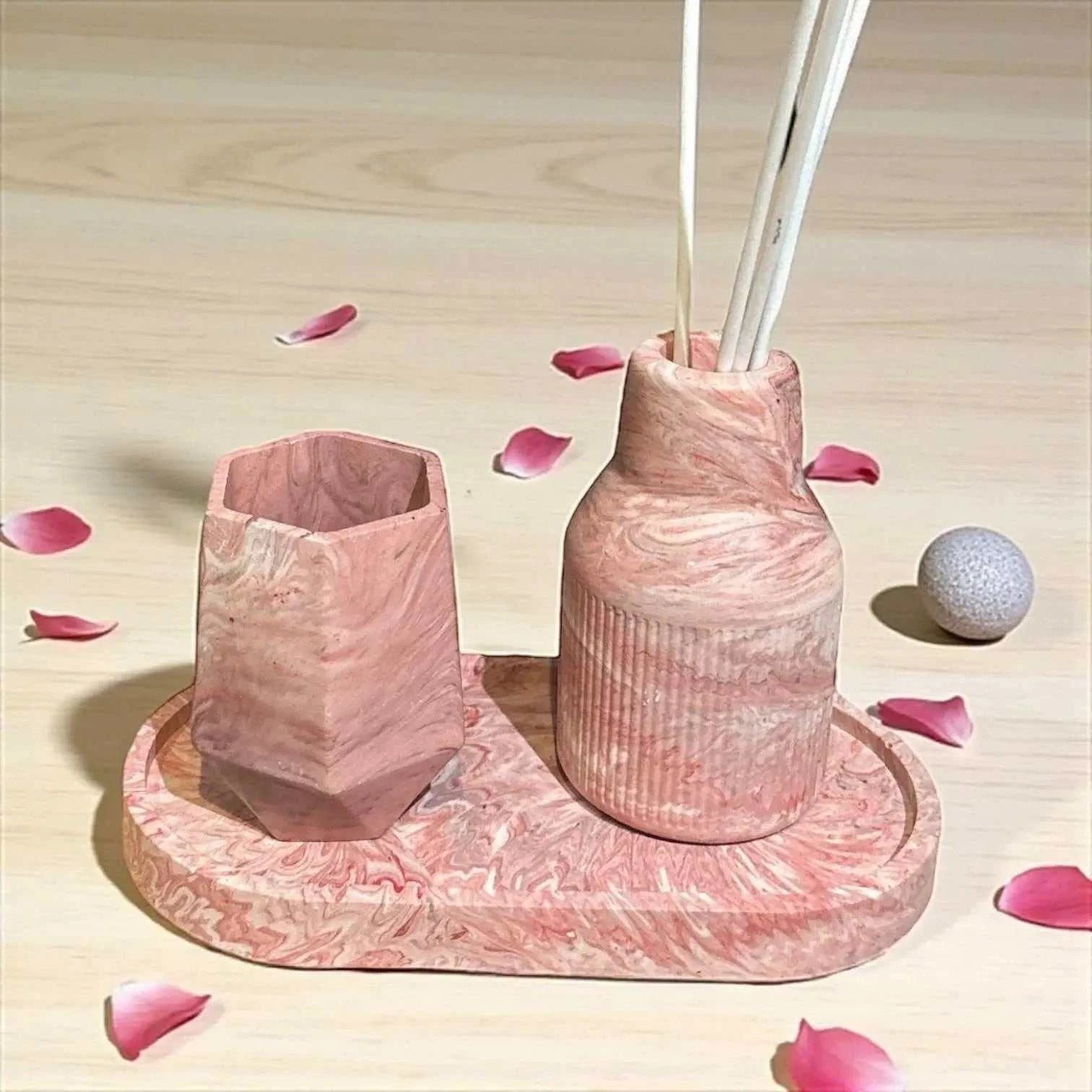 Ensemble diffuseur à parfum en Jesmonite fait main : marbré rose/rouge clair &amp; beige, avec petit pot et plateau vide-poche. Design kawaii &amp; chic, fabrication artisanale française. Parfums d’ambiance compatibles.