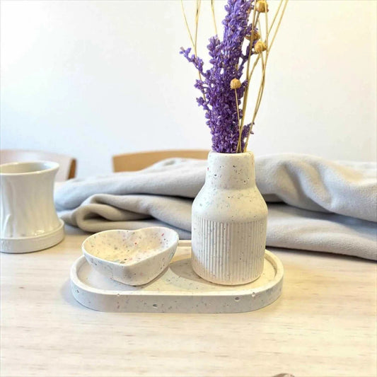 Diffuseur à parfum fait main en Jesmonite terrazzo beige et blanc, avec coupelle cœur assortie. Pièce artisanale écoresponsable, design naturel et chic, fabriquée en France.