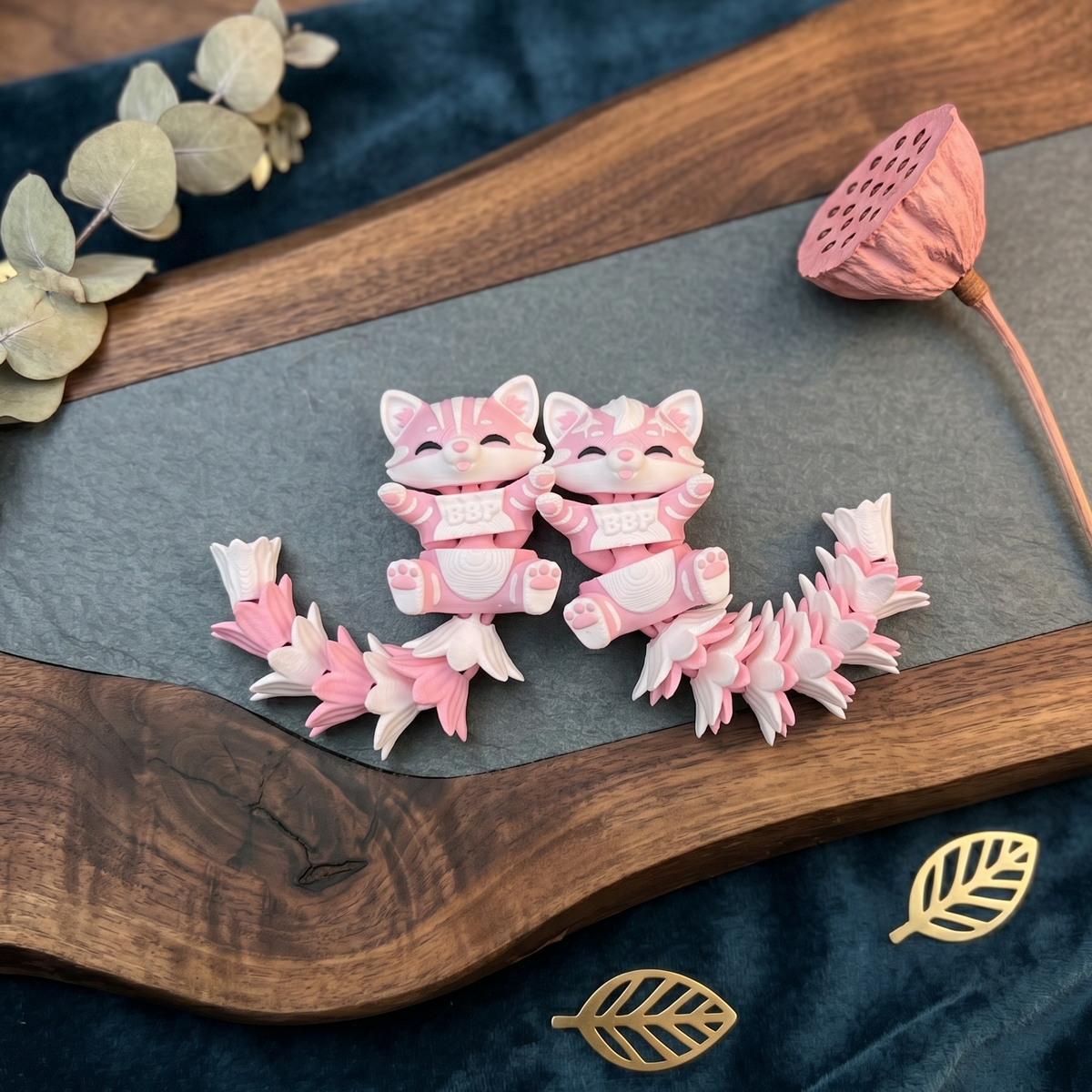 Deux chats kawaii articulés avec longues queues Fluffy sur un support en bois