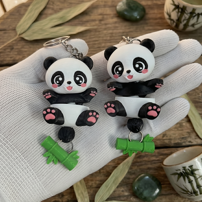 Deux pandas articulés kawaii avec accessoires bambou et chaînettes métalliques