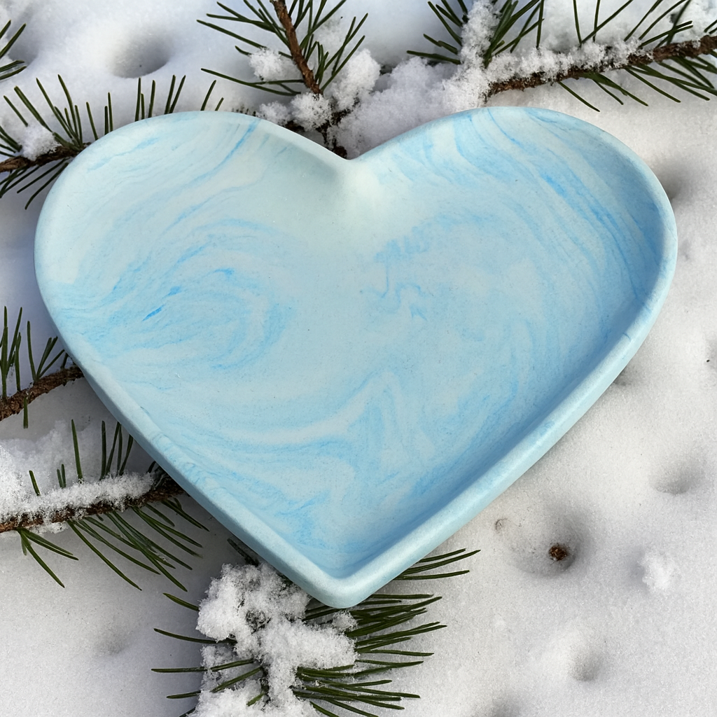 Vide-poche en forme de cœur fait main en Jesmonite, bleu ciel et blanc marbré. Objet déco artisanal et écoresponsable parfait pour bijoux, clés ou cadeau.
