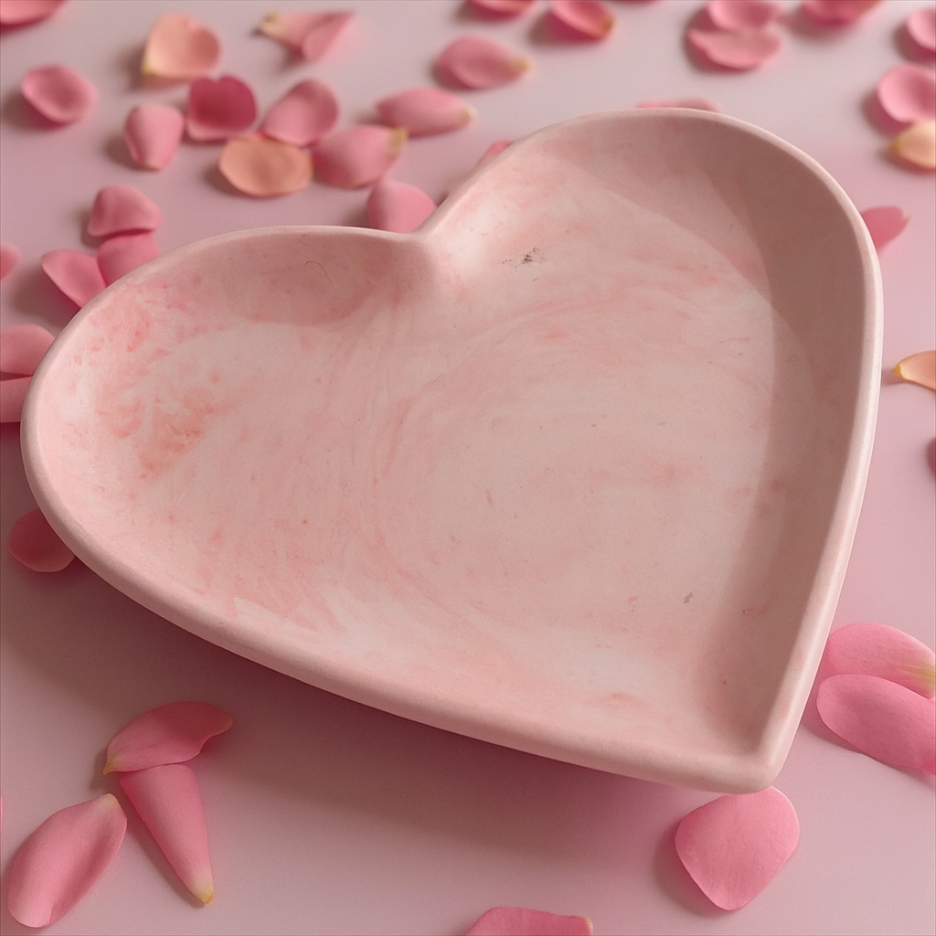 Vide-poche cœur en Jesmonite rose clair marbré. Création artisanale Epoxy Kawaii — design romantique, durable et fait main en France. Parfait pour bijoux, clés et petites bougies.