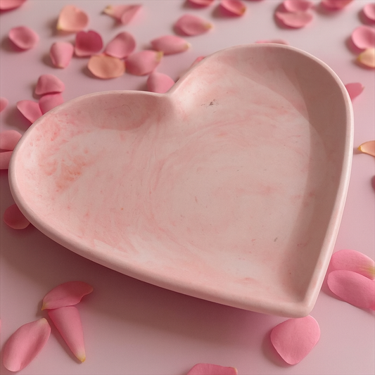 Vide-poche cœur en Jesmonite rose clair marbré. Création artisanale Epoxy Kawaii — design romantique, durable et fait main en France. Parfait pour bijoux, clés et petites bougies.