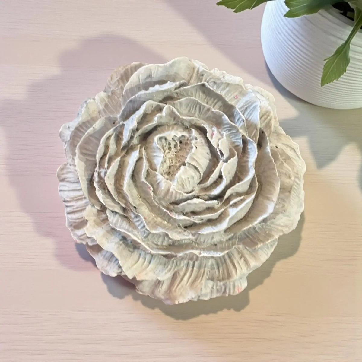 Fleur décorative Jesmonite gris clair