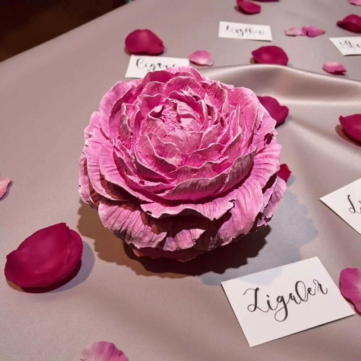 Fleur décorative Jesmonite rose intense