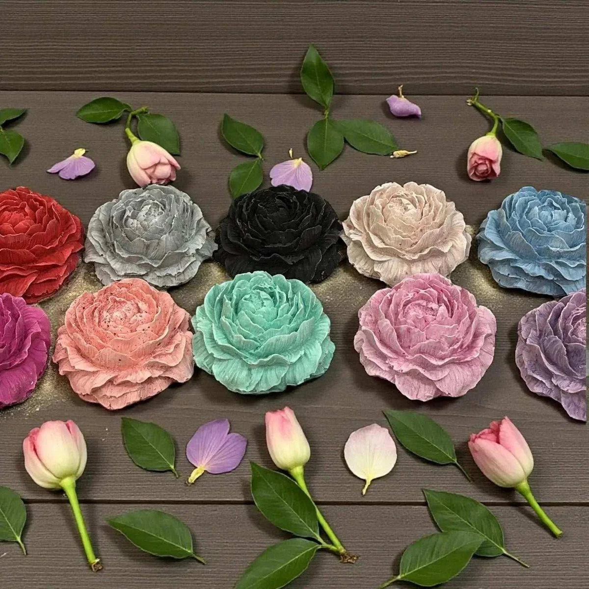 fleur décorative en Jesmonite multicolore, finition mate, formes délicates de pétales superposés, texture détaillée réaliste