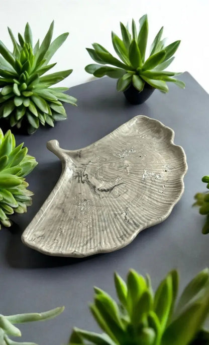 Vide-poche artisanal en Jesmonite ⚫ Feuille de ginkgo gris marbré. Fait main en France – déco minérale et moderne signée Epoxy Kawaii. Élégance naturelle et finition unique.