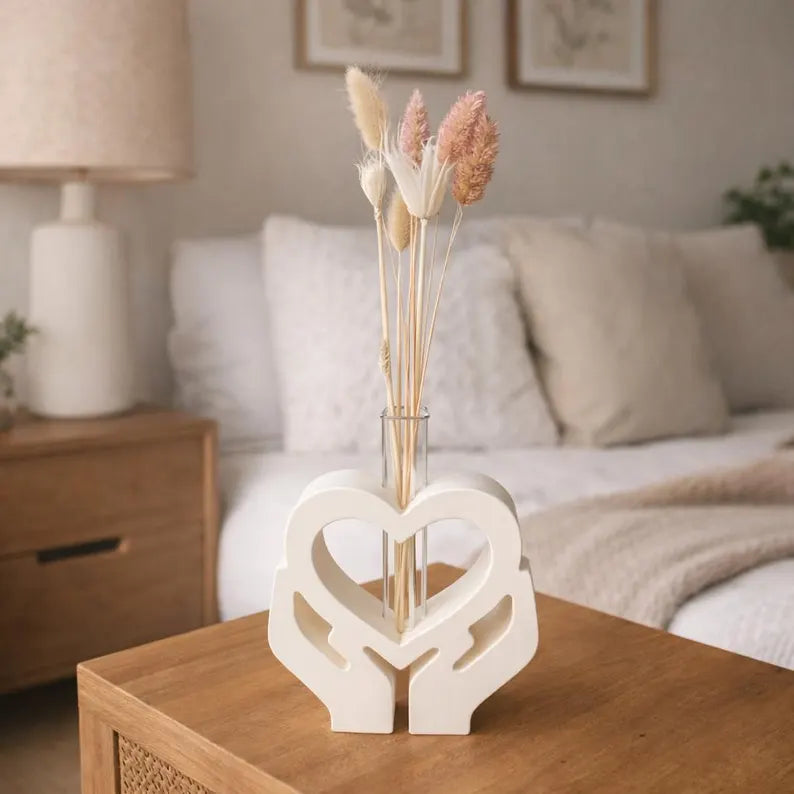 Soliflore mains cœur en jesmonite blanc et doré avec fleurs séchées – décoration artisanale Epoxy Kawaii