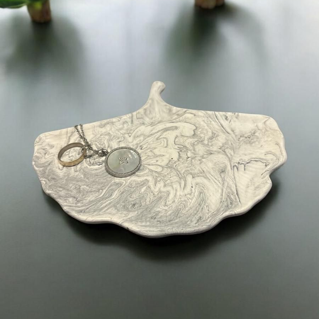 🍃 Vide-Poche en Forme de Feuille de Ginkgo – Jesmonite Blanc avec Touches de Noir Epoxy Kawaii