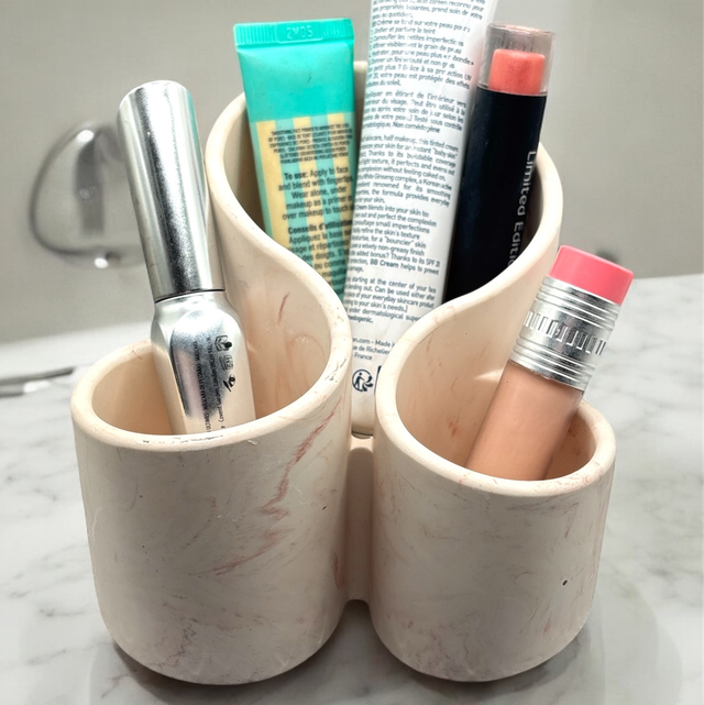 Organisateur fait main en Jesmonite beige marbré de marron. Élégant, durable et chic. Idéal pour le maquillage ou le bureau. Fabrication artisanale française.