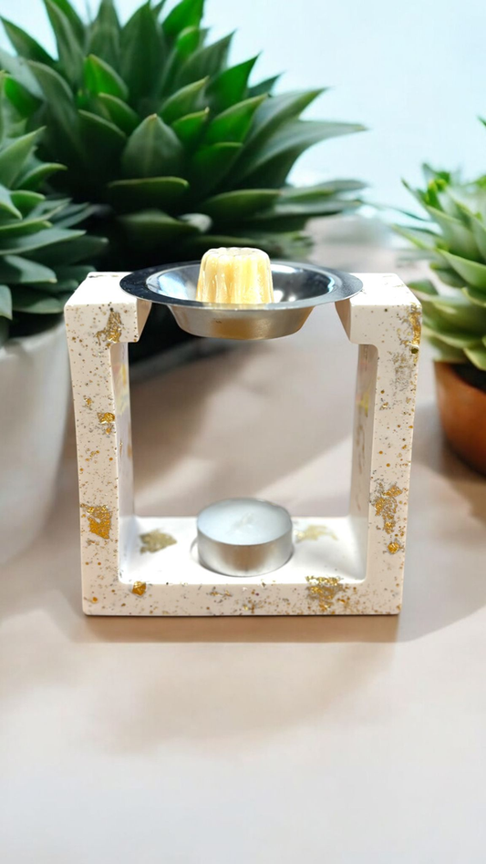 Sublimez votre intérieur avec ce brûleur en Jesmonite blanche décoré de feuille d’or et paillettes. Fait main en France par Epoxy Kawaii — élégance & parfum réunis.