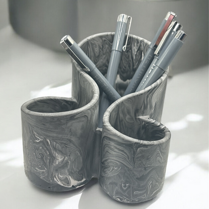Élégant organisateur à crayons ou pinceaux en Jesmonite noir marbré de blanc et gris. Fait main, chic et écoresponsable. Idéal pour bureau, coiffeuse ou cadeau déco.