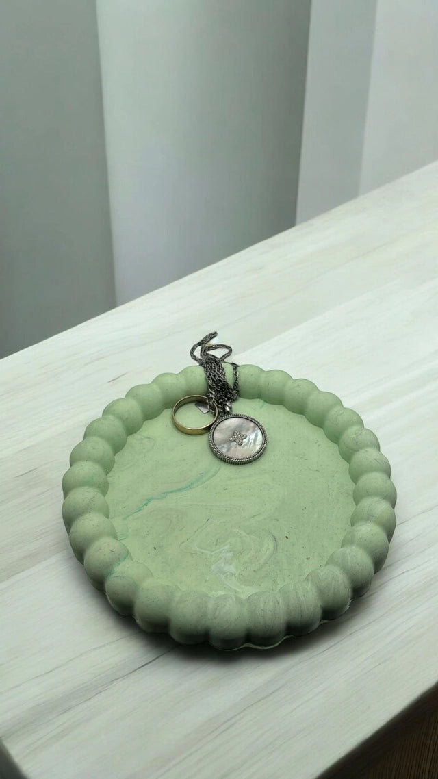 🌿 Vide-Poche Marguerite en Jesmonite – Vert Marbré Apaisant Epoxy Kawaii
