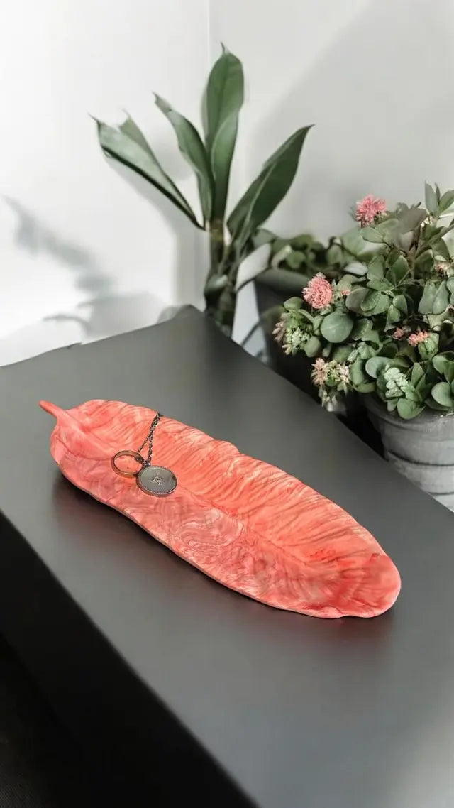 ❤️ Vide-Poche Plume Rouge Clair – Fait main en Jesmonite Epoxy Kawaii
