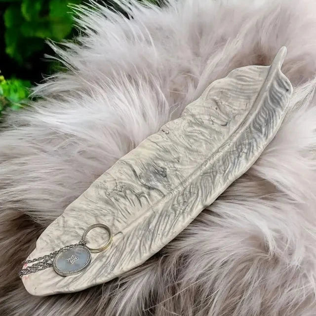 🪶 Vide-Poche en Forme de Plume – Jesmonite Marbré Blanc & Gris Epoxy Kawaii