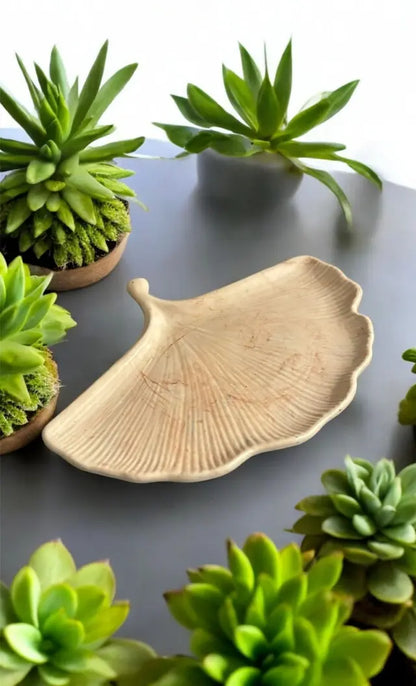 Vide-poche artisanal en Jesmonite 🤍 Feuille de ginkgo beige marbré. Fait main en France – déco naturelle, douce et raffinée signée Epoxy Kawaii.