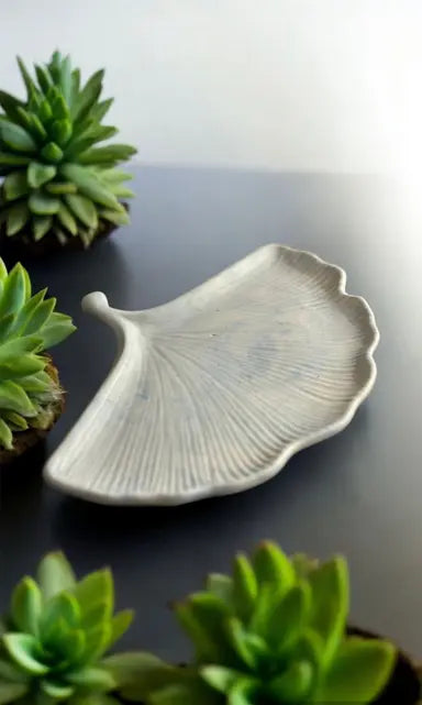 Vide-poche artisanal en Jesmonite 💎 Feuille de ginkgo bleu très clair pastel. Fait main en France – déco douce, zen et minimaliste signée Epoxy Kawaii.
