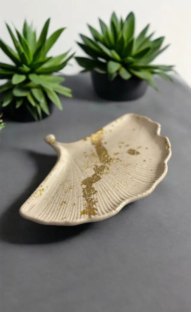 Vide-poche artisanal en Jesmonite ✨ Feuille de ginkgo beige et feuille d’or. Fait main en France – déco chic, lumineuse et naturelle signée Epoxy Kawaii.