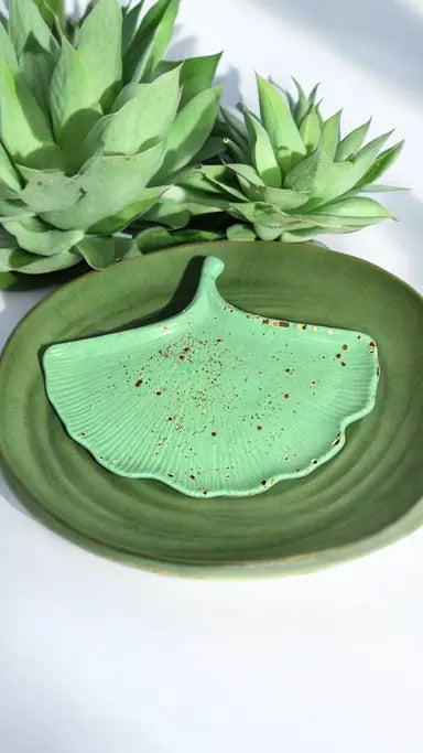 Vide-poche artisanal en Jesmonite 🍃 Feuille de ginkgo vert pastel et paillettes dorées. Fait main en France – déco zen, naturelle et lumineuse signée Epoxy Kawaii.
