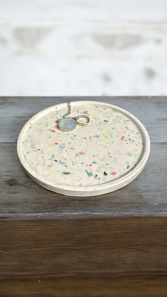 🌈 Vide-Poche Rond Blanc Effet Terrazzo Multicolore – Création artisanale en Jesmonite Epoxy Kawaii