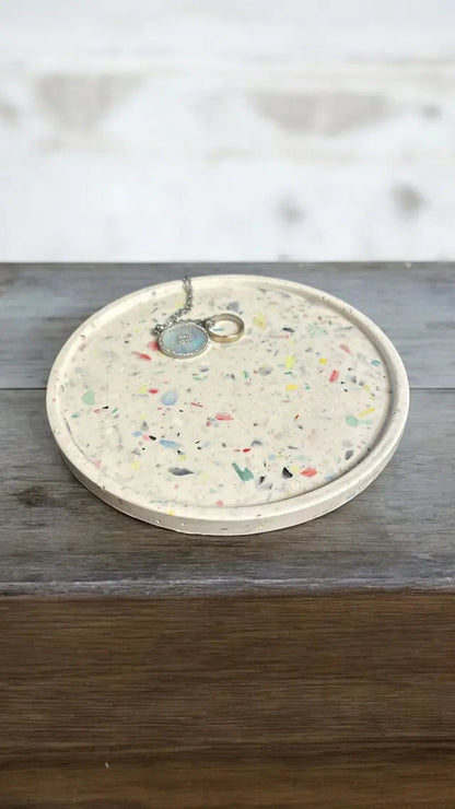 🌈 Vide-Poche Rond Blanc Effet Terrazzo Multicolore – Création artisanale en Jesmonite Epoxy Kawaii