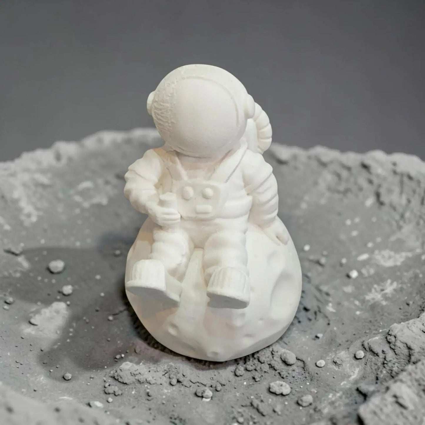 Figurine astronaute assis sur la lune à peindre – kit créatif DIY thème espace et galaxie 🚀
