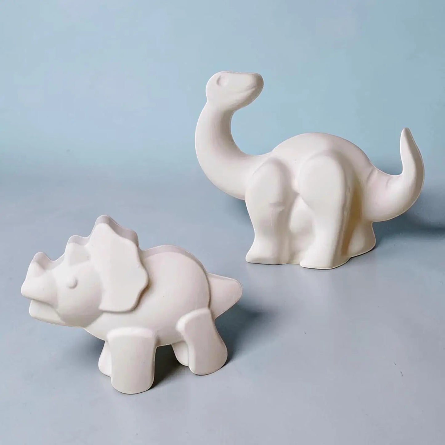 Figurines Brachiosaure et Triceratops kawaii à peindre activité créative dinosaure